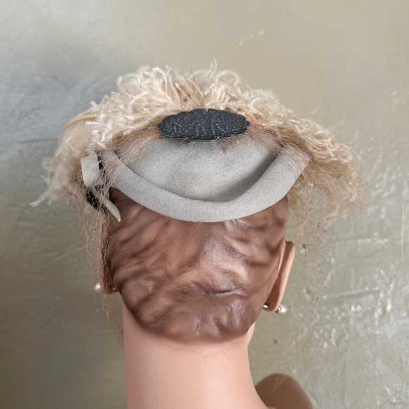 DELIGHTFUL 1940s\' TAUPE TILT HAT - LARGE BEIGE OSTRICH FEATHERS, BROOCH & VEIL